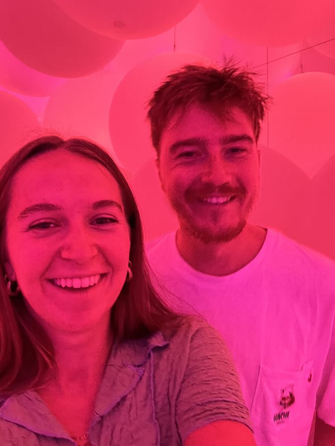 Jojo and Louis in a pink-lit room
